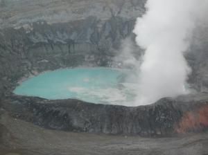 La laguna con la fumarola en el crater / Die Lagune mit der Rauchwolke im Krater