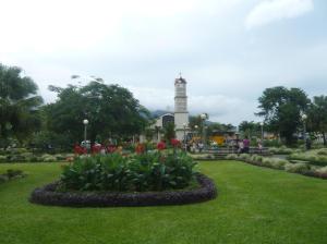 El parque central y la catedral de La Fortuna / Der zentrale Park und die Kathedrale von La Fortuna