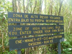 La indicacion del riesgo alto del Volcan Arenal / Der Sicherheitshinweis des Arenal Vulkans