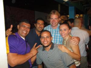 Con Cecy, Alberto, Luciano y otro amigo en el bar / Mit Cecy, Alberto, Luciano und einem weiteren Freund in der Bar