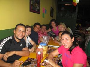 Cenando con Luciano, Silvia, Carlos, Max, Mercedes, Marta y Claudia / Abendessen mit Luciano, Silvia, Carlos, Max, Mercedes, Marta und Claudia