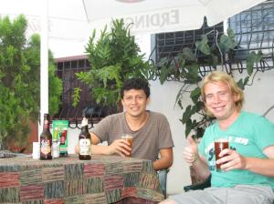 Con Oscar tomando una cerveza alemana / Mit Oscar beim Trinken eines deutschen Biers
