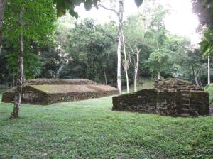 El campo del juego de pelota de las mayas / Das Spielfeld des Ballspiels der Mayas