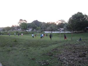 Ninos jugando futbol / Jungs beim Fussballspielen