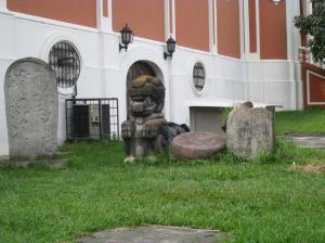 Unas piedras afuera del museo de arquelogia y ethnologia / Einige Steine außerhalb des archäoligischen und ethnologischen Museums