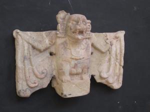 Una piedra de figura de un murcielago / Eine Steinfigur einer Fledermaus
