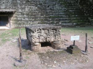 La piedras con los gobernantes de Copán / Der Stein mit den Herrschern von Copán