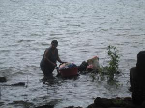 Una senora lavando ropa en el lago / Eine Frau beim Wäsche waschen im See