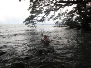 Tomando un bano en el lago / Beim Baden im See