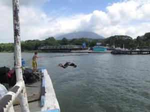 Un chico saltando de la lancha a San Jorge de Rivas / Ein Junge beim Sprung vom Boot nach San Jorge de Rivas