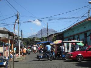 El mercado y atras el volcan San Cristobal / Der Markt und im Hintergrund der San Cristobalvulkan