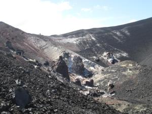 Un crater del volcan / Ein Krater des Vulkans