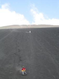Gente bajando el cerro coriendo / Leute beim Abstieg des Berges