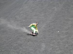 Un chico bajando el cerro con una tabla / Ein Junge bei der Abfahrt auf dem Brett