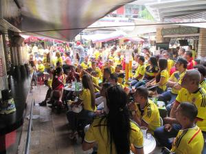 Cali - Colombianos viendo el partido contra Venezuela / Kolumbianer beim Spiel gegen Venezuela