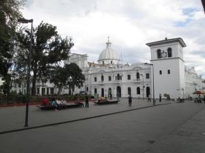 Popayán - Plaza Caldas con la catedral y el torre de reloj / Caldasplatz mit der Kathedrale und dem Uhrturm