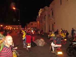 Popayan - Motos entrando al Parque Caldas para celebrar / Motorräder überfallen den Park Caldas zum Feiern