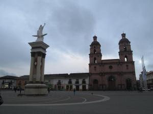 Ipiales - La plaza central con una iglesia / Der Hauptplatz mit einer Kirche