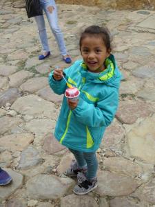 Villa de Leyva - Mariana comiendo un helado / Mariana beim Eis essen