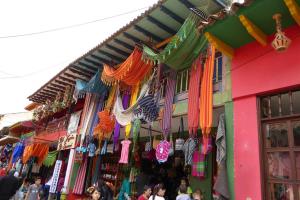 Raquira - Una tienda tipica de artesania con hamacas / Eine typisches Handwerkskunstgeschäft mit Hängematten