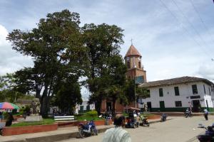 San Agustín - Plaza central con la iglesia / Zentraler Platz mit der Kirche