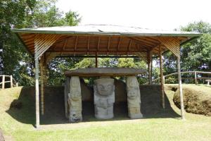 Parque Arqueologico San Agustín - Estatuas en la Mesita A / Statuen auf dem Platz Mesita A
