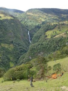 Volcán Puracé - Paisaje con una cascada / Landschaft mit einem Wasserfall