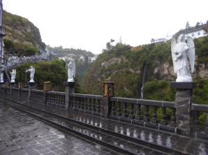 Santuario Las Lajas - Estatuas y una cascada / Statuen und ein Wasserfall